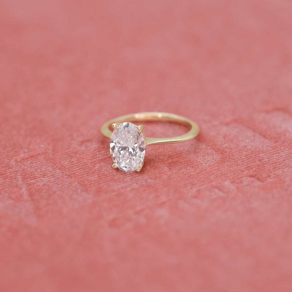 A real eye catcher, timeless and classic engagement ring with an oval 1.1ct diamond 