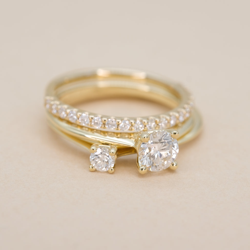 Klassieke gouden verloving en trouwringen met natuurlijke en laboratorium diamanten