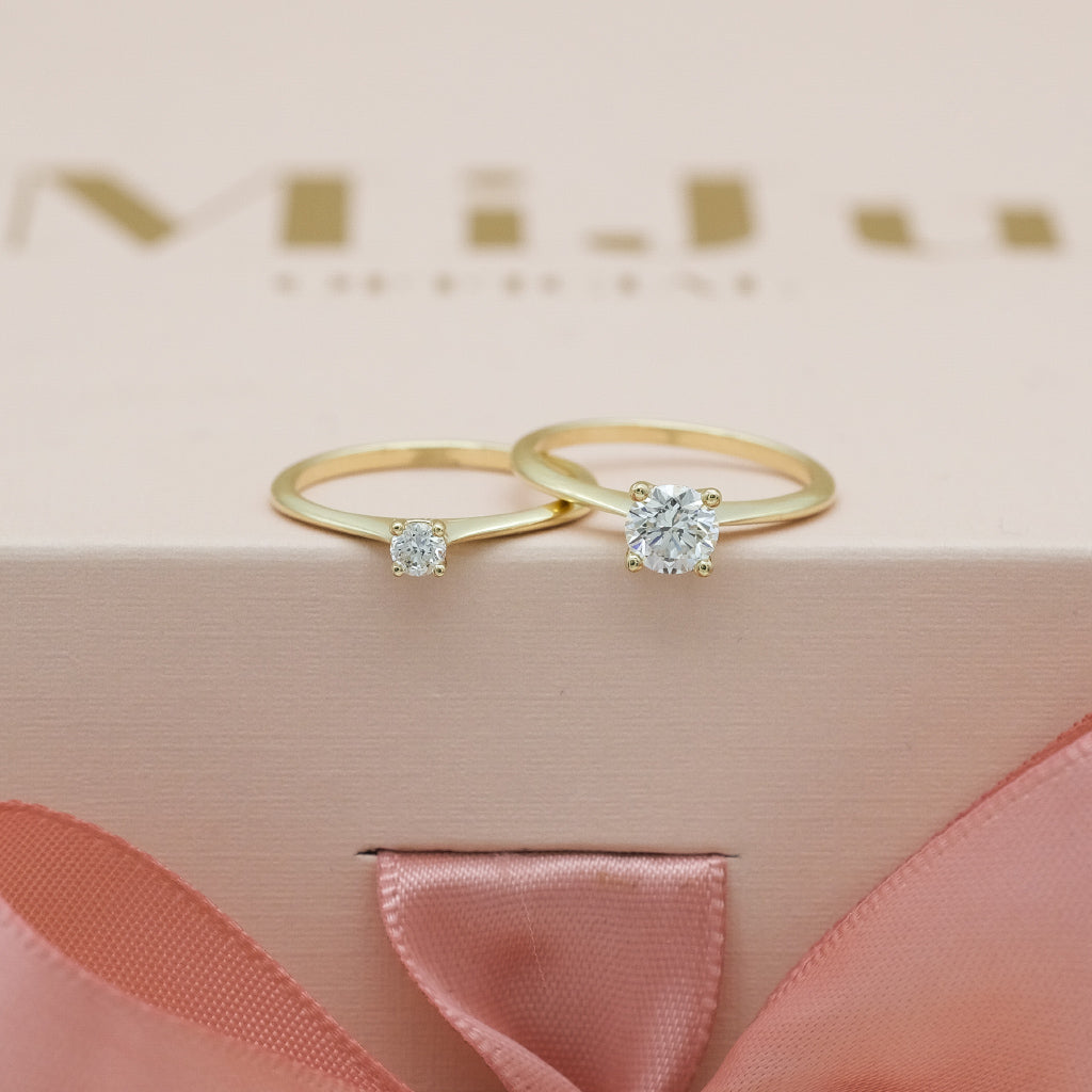 Engagement rings in gold with classic round diamonds