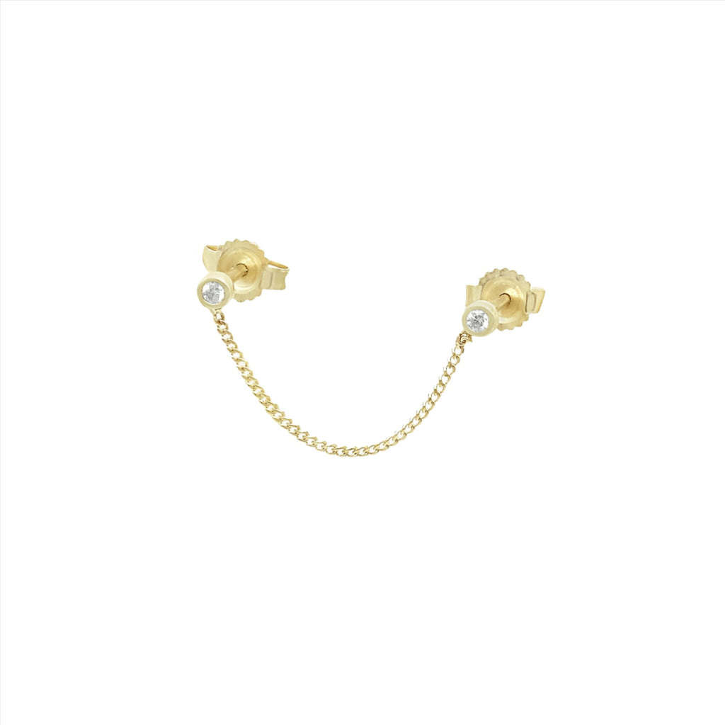 De massief gouden vintage zirconia studs verbonden door een kettinkje.
