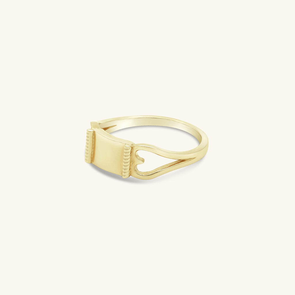 De vintage liefde ring is gemaakt van massief 9 karaats goud.