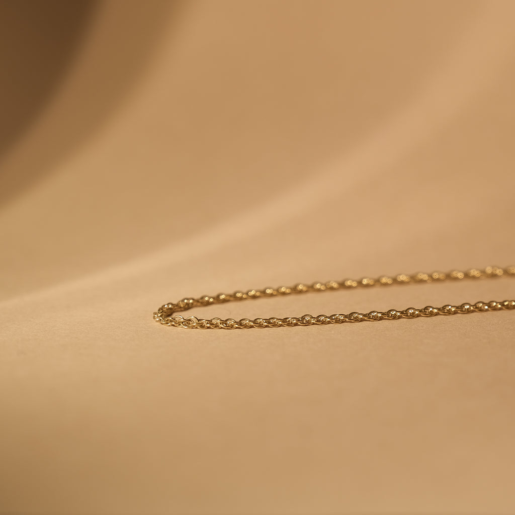 The MiJu Official twisted chain necklace is made of 9k solid gold.