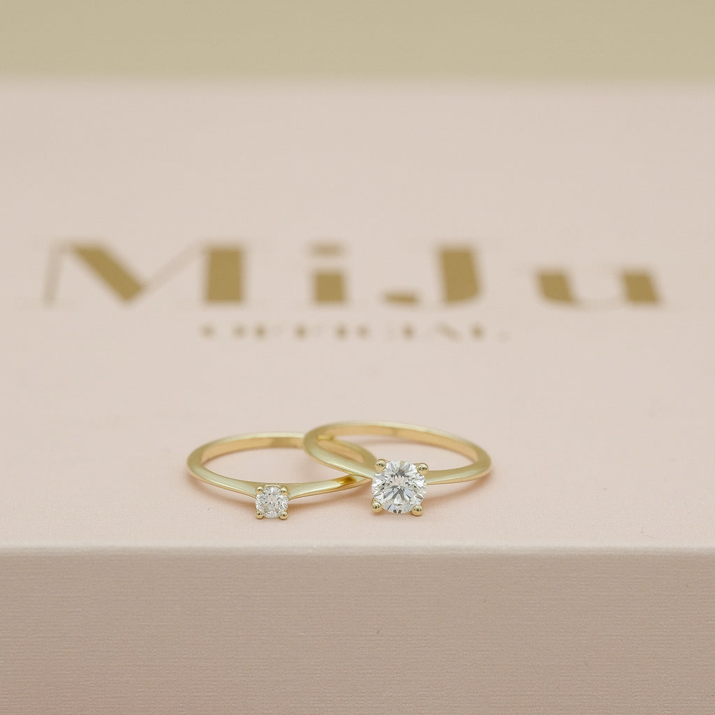 Het verschil tussen een 0.1ct diamanten verlovingsring en een grotere 0.5ct diamanten verlovingsring voor dames.