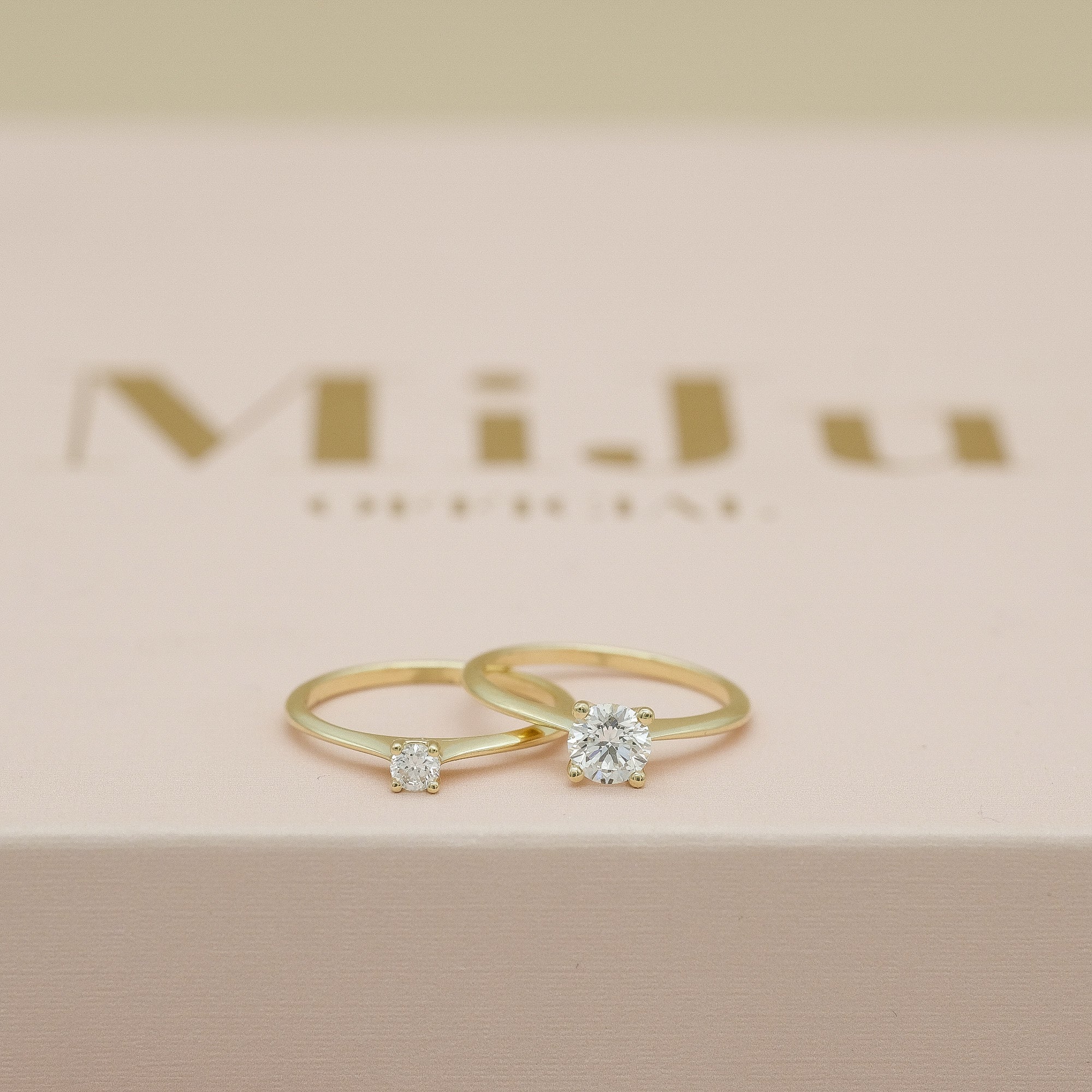 Het verschil tussen een 0.1ct diamanten verlovingsring en een grotere 0.5ct diamanten verlovingsring voor dames.