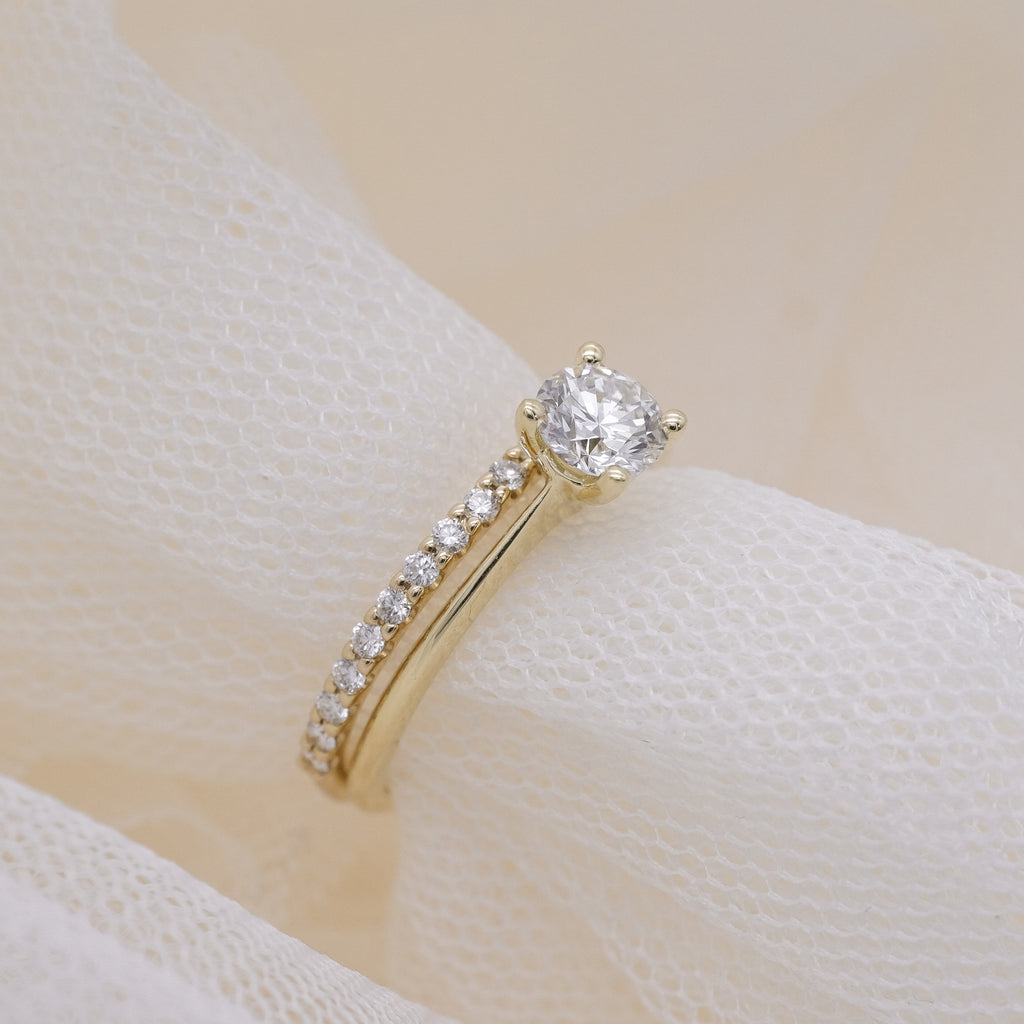 Draag onze gouden trouwring met diamanten samen met de 0.5ct diamanten verlovingsring.