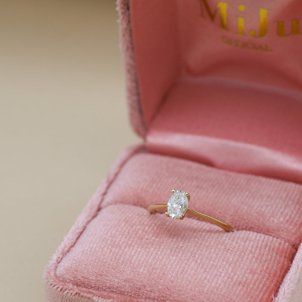 Het perfecte roze verlovingsring doosje met de ovale lab grown diamant van MiJu Official