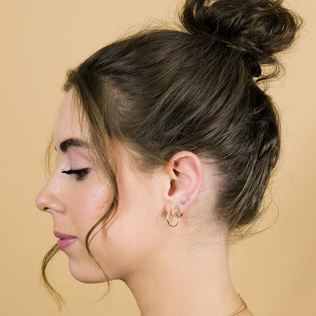 MiJu Official oorbellen gecombineerd met de massief gouden piercings.