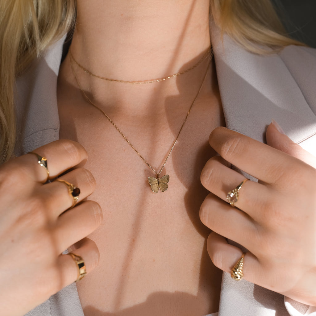 Hoe stijl je de MiJu Official 9k gouden vlinder hanger?