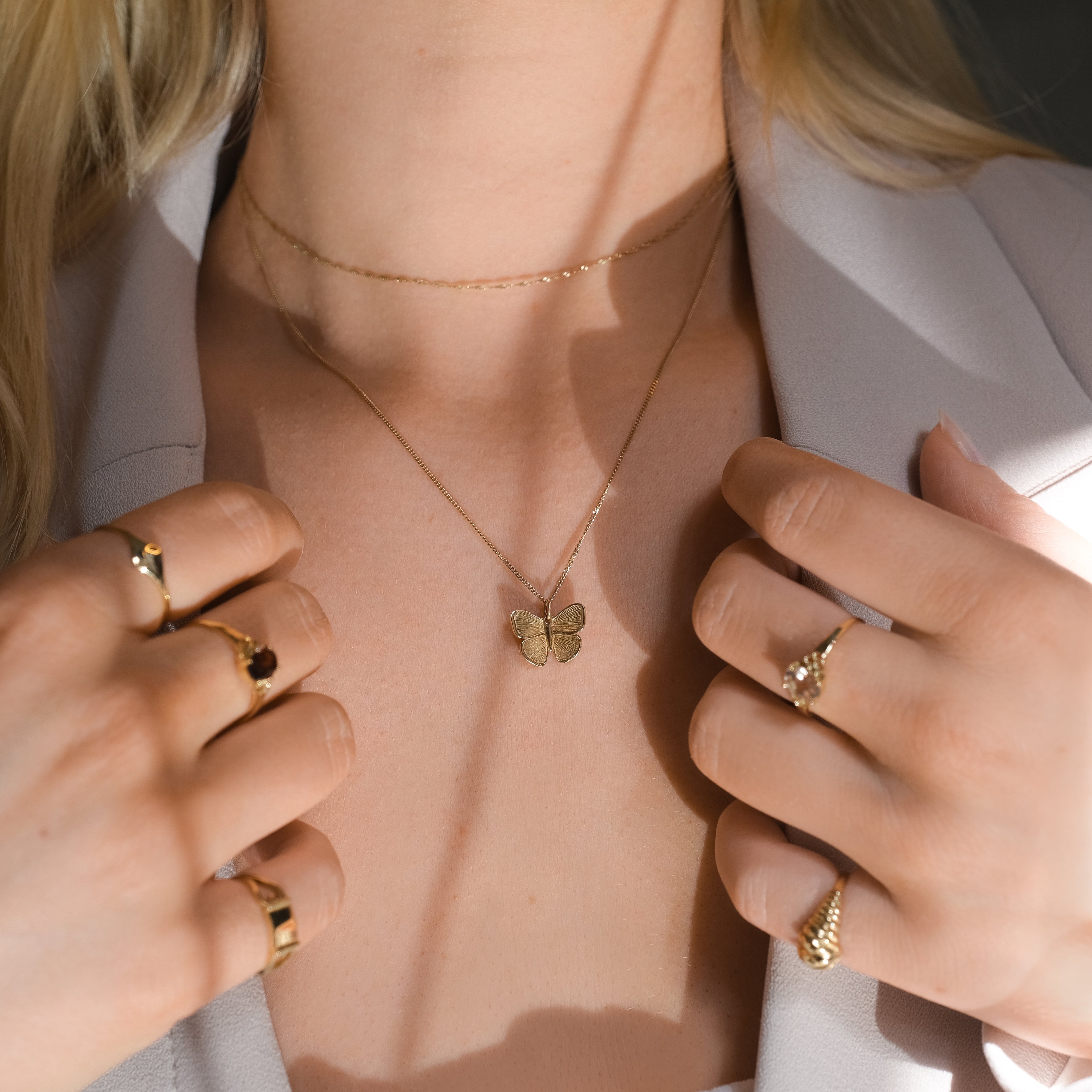 Hoe stijl je de MiJu Official 9k gouden vlinder hanger?
