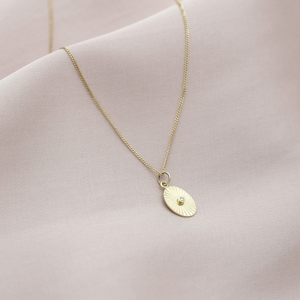 De MiJu Official massief gouden ketting hanger met een echte diamand. Gecombineerd met de massief gouden minimalistische ketting.