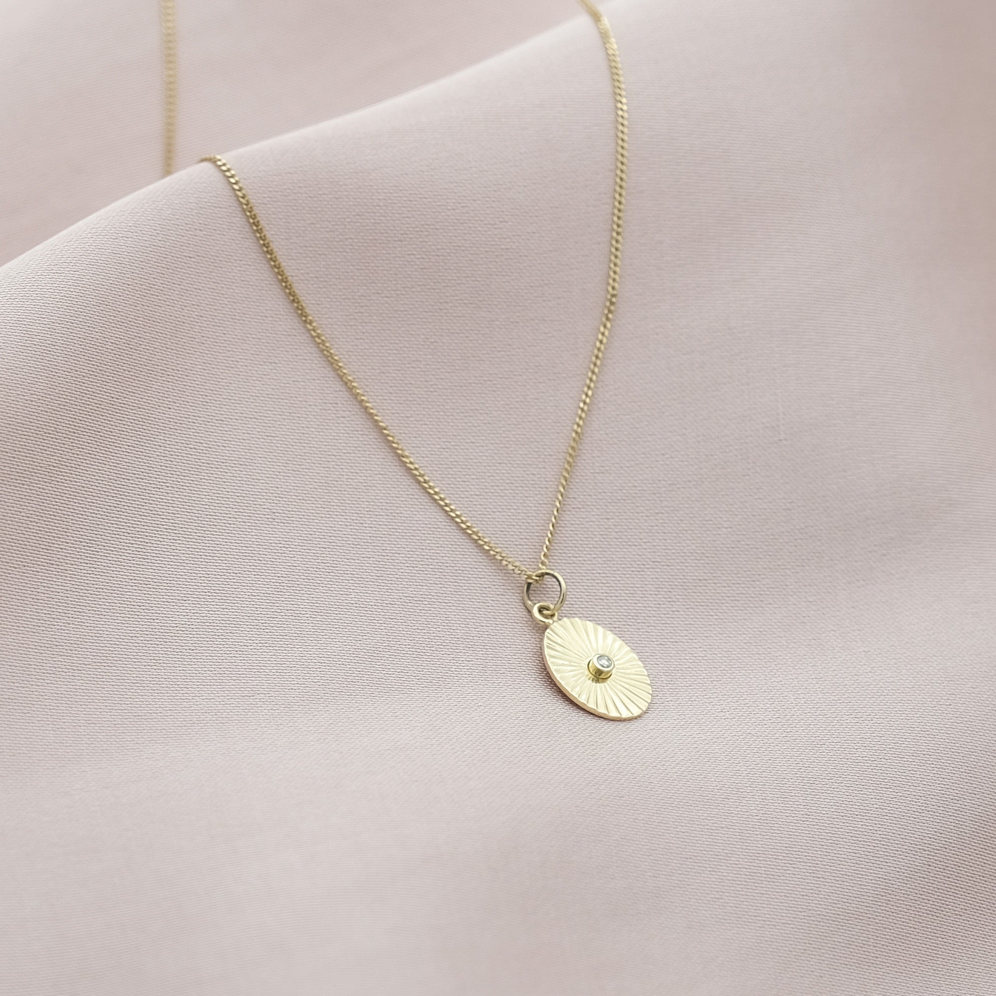 De MiJu Official massief gouden ketting hanger met een echte diamand. Gecombineerd met de massief gouden minimalistische ketting.