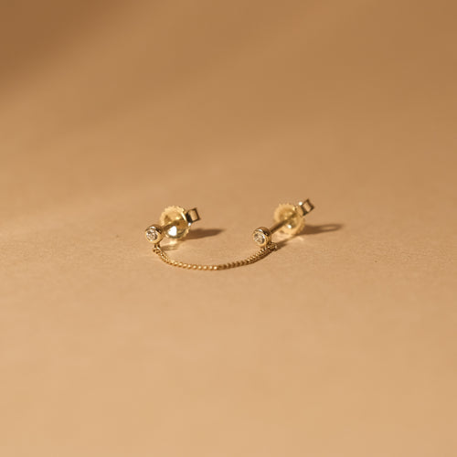 De MiJu Official massief gouden vintage ketting stud met twee kleine cubic zirconia edelstenen.
