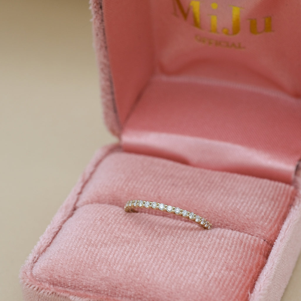 Een trouwring met diamant voor dames in het perfecte roze velvet sieradendoosje.